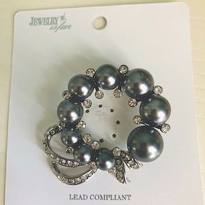 New gray pearl and crystal broach